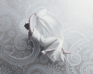 Illustration for article titled Stunning hyperrealistic oil paintings of women floating in zero gravity